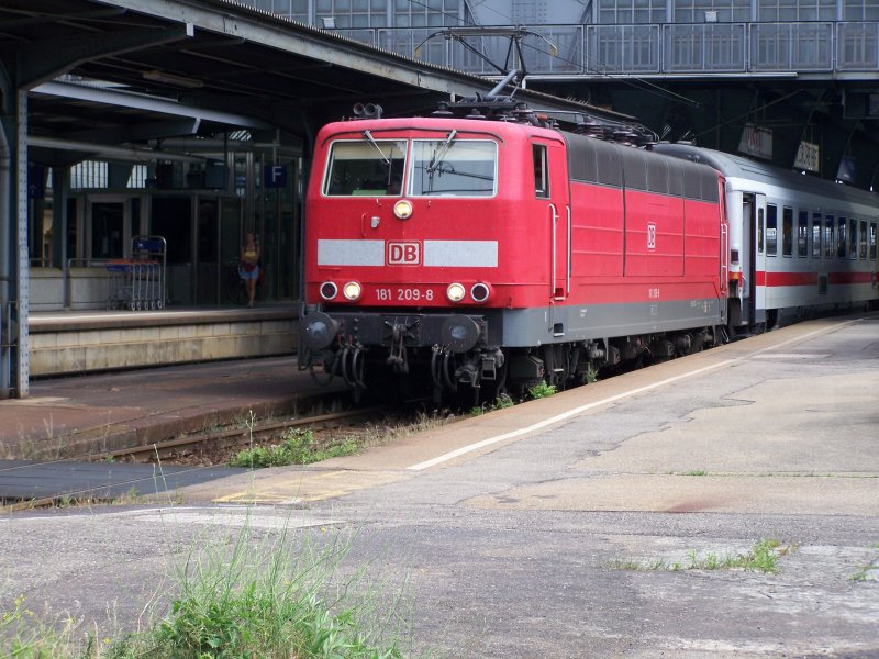 181 209 mit EC 66 nach Paris steht abfahrtbereit in Karlsruhe Hbf am 09.06.2007