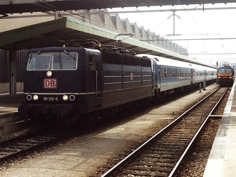 181 210-6 auf Bahnhof Luxembourg am 8-4-2000. Bild und scan: Date Jan de Vries.
