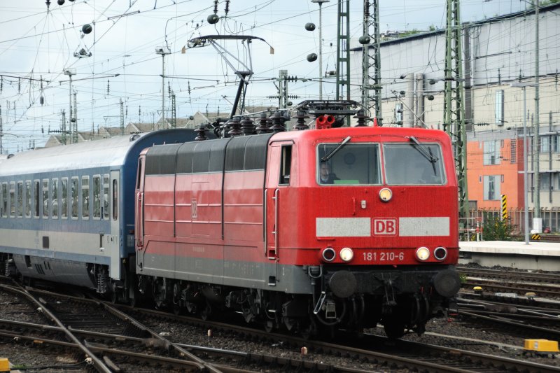 181 210-6 (in Verkehrsrot) bringt einen  Nightliner  nach Frankfurt Hbf. (April 2009).