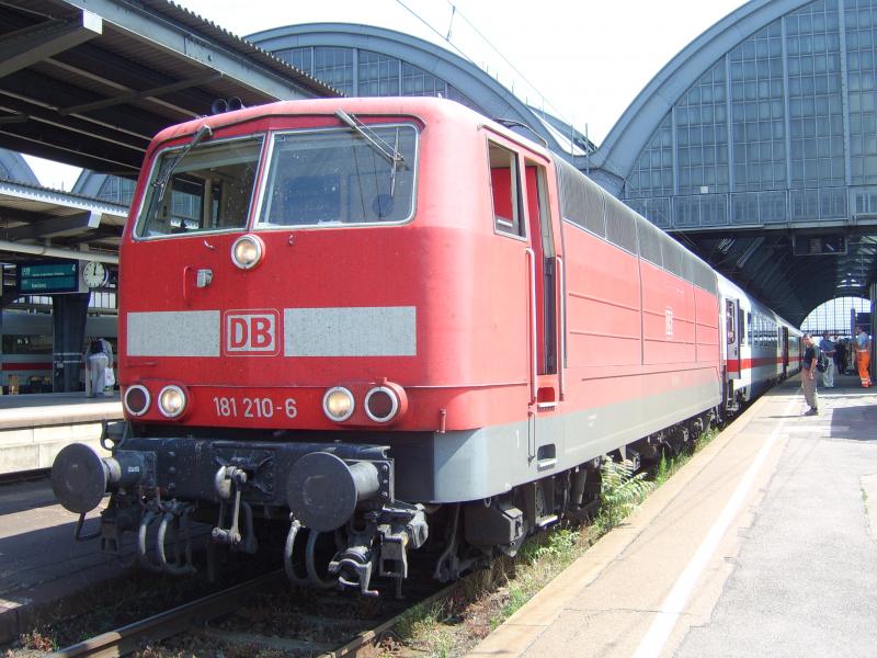 181 210-6 wurde grade an IC 66 ( Mnchen - Paris EST ) gekuppelt.