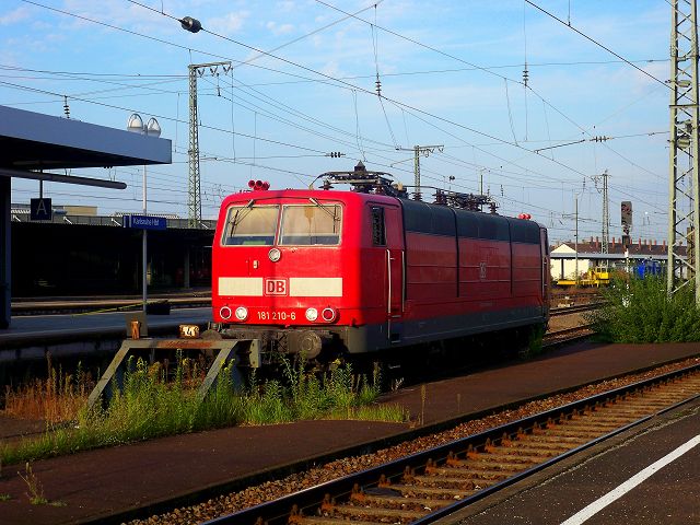 181 210 abgestellt in Karlsruhe. Aufgenommen am 24.9.2009