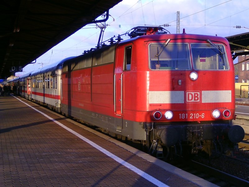 181-210 durfte im letzten Sonnenlicht am25.10.2009 den sonntglichen IC 2256 von Frankfurt nach Saarbrcken ziehen. Hier bei Halt in Homburg (Saar) Hbf.