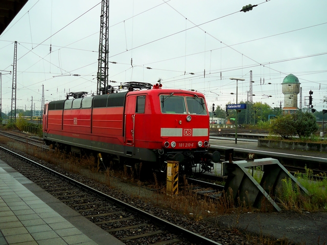 181 210 im Hauptbahnhof Karlsruhe. Aufgenommen am 16.10.2009