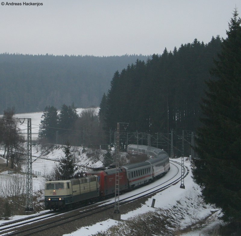 181 211-4  Lorraine  und 101 004-0(kalt) mit dem DLr 78843 (Donaueschingen-???) bestehend aus der Garnitur des  IC2370 der in Donaueschingen einen PU hatte. Hier ist der Zug gerade am km 69,1 29.1.09