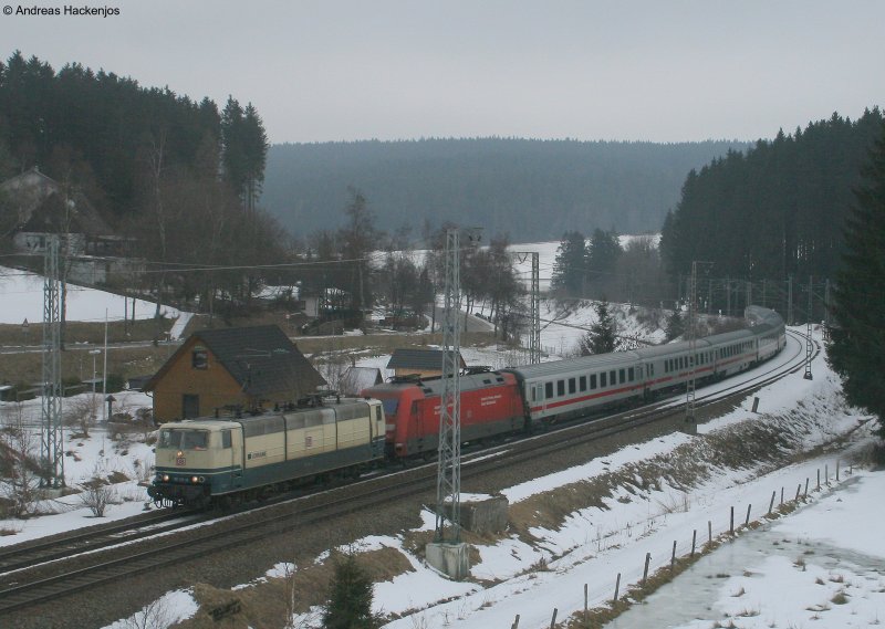 181 211-4  Lorraine  und 101 004-0(kalt) mit dem DLr 78843 (Donaueschingen-???) bestehend aus der Garnitur des  IC2370 der in Donaueschingen einen PU hatte. Hier ist der Zug gerade am km 69,1 29.1.09