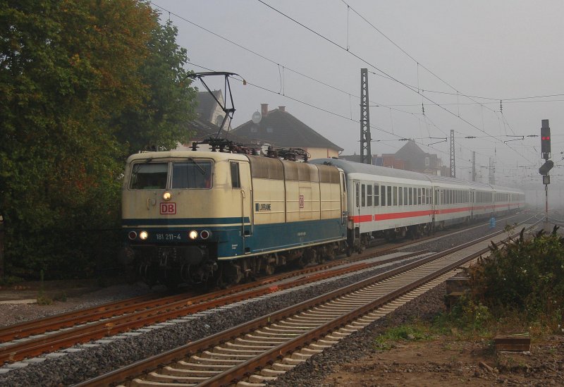 181 211-4 mit IC 2058, Frankfurt(M)Hbf - Saarbrcken Hbf, fhrt im Morgennebel durch Ludwigshafen-Mundenheim. 23.09.2009