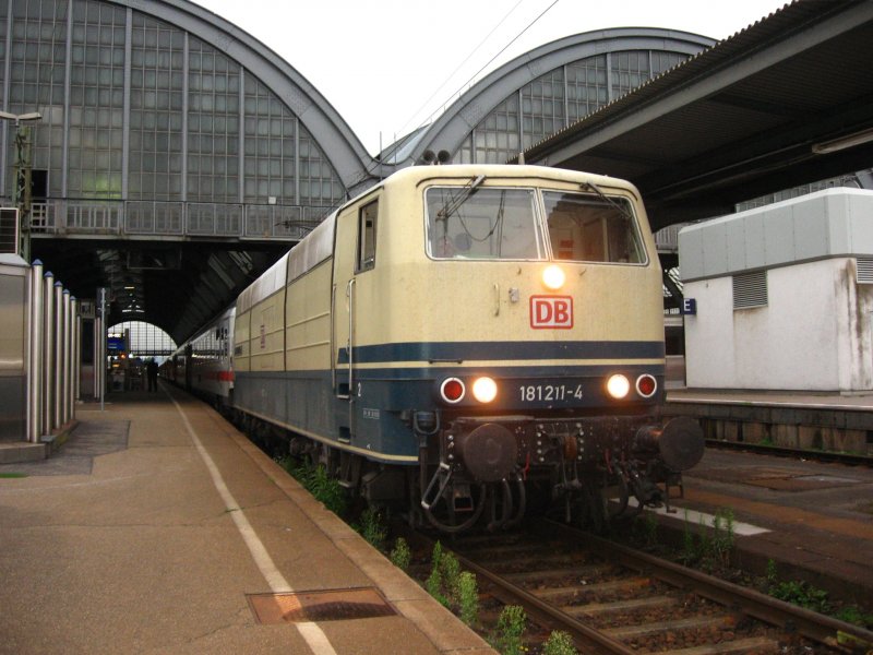 181 211-4 steht mit dem Ec 60 nach Strabourg abfahrbereit im HBf Karlsruhe 8.8.07