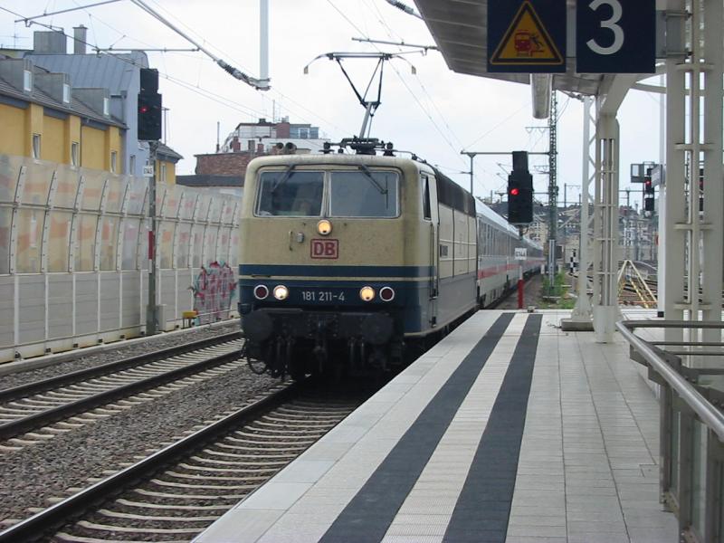 181-211 bei der Durchfahrt von Ludwigshafen Mitte.