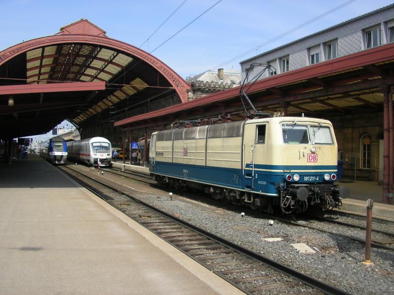 181-211 ( Lorraine ) rangiert am 3.5.06 in Strabourg. Sie setzt sich gerade vor EC267 um ihn nach Karlsruhe zu bringen.