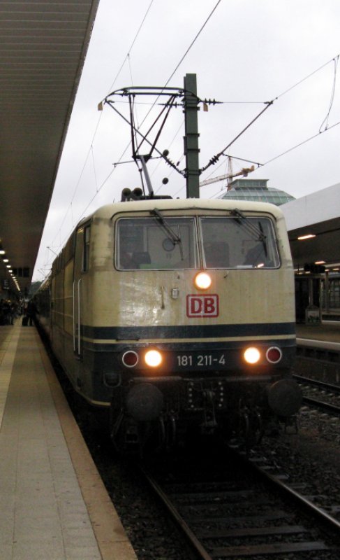 181 211 mit EN 409 nach Budapest.Am 17.07.09 in Mannheim Hbf.