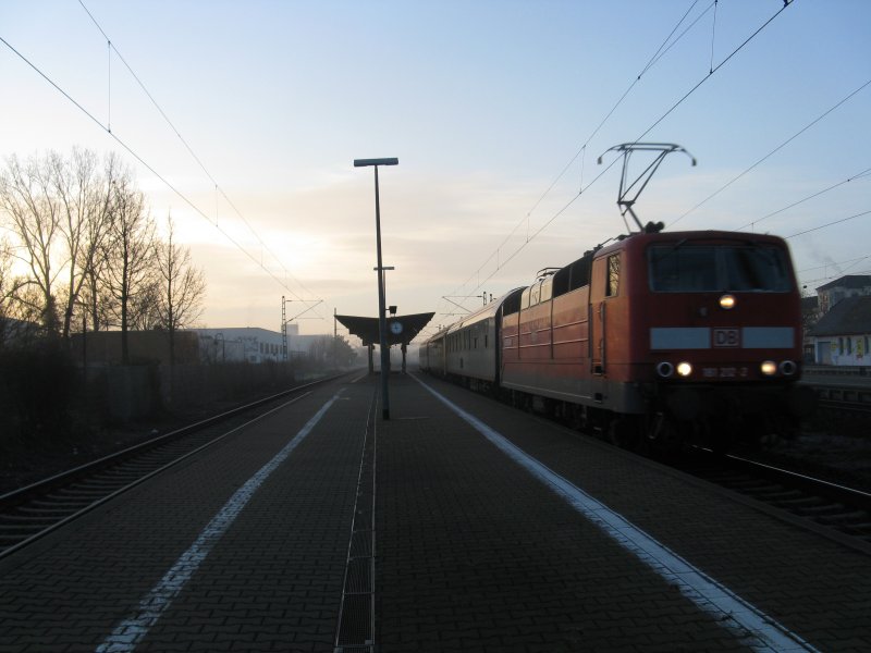 181 212-2 mit EN 408 von Karlsruhe Hbf nach Frankfurt(Main)Hbf mit Kurswagen aus Budapest.Am 23.12.08 bei der durchfahrt in Lampertheim.