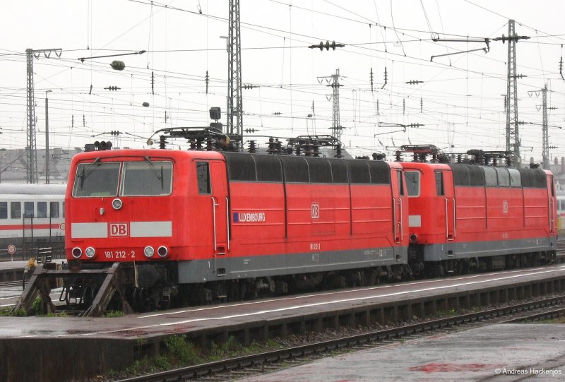 181 212-2 und eine Schwestermaschine stehen im Karlsruhe Hbf am 9.4.08
