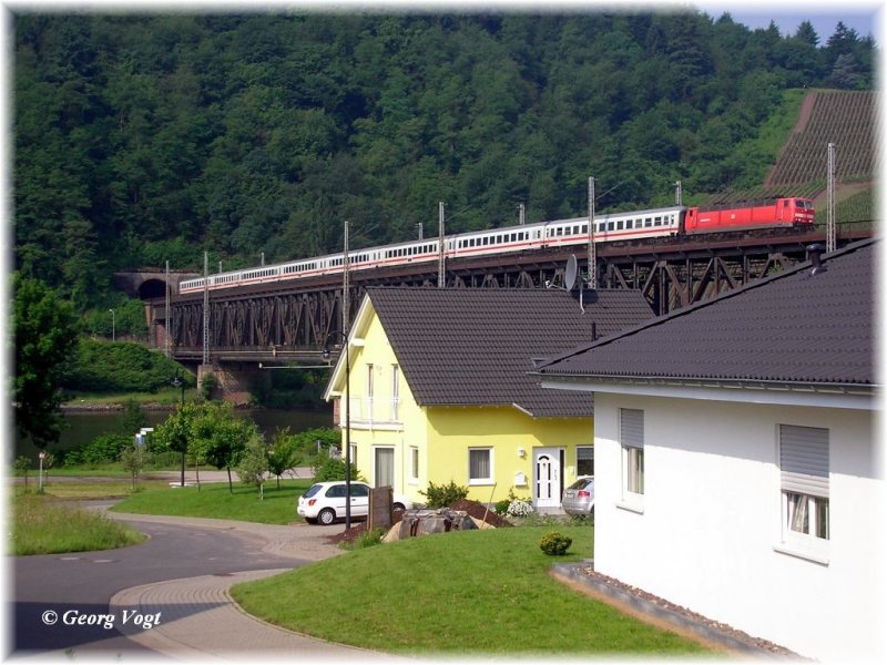 181 212-2 berquert mit IC 433 (Luxembourg - Norddeich Mole) die Bullayer Moselbrcke. 02.06.07