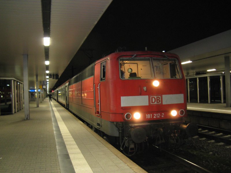 181 212 mit EN 409 von FrankfurtMain)Hbf nach Karlsruhe Hbf mit Kurswagen nach Budapest.Am 13.02.09 beim Halt in Mannheim Hbf.