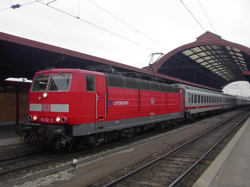 181 212 steht Abfahrbereit in Strasbourg Ri. Stuttgart (November 2004)