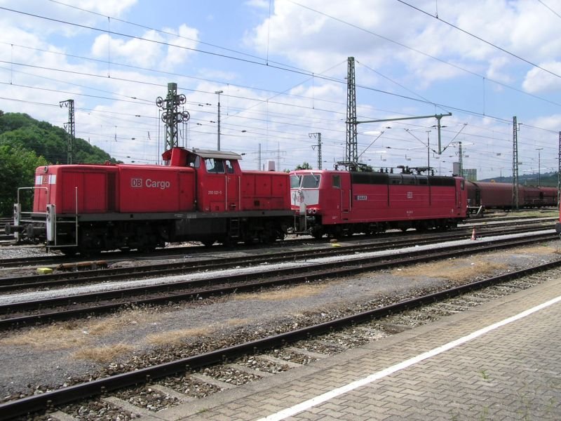 181 213-0 und 290 021-5 stehen gemeinsam am altem Gterbahnhof in Plochingen (15.07.2004)