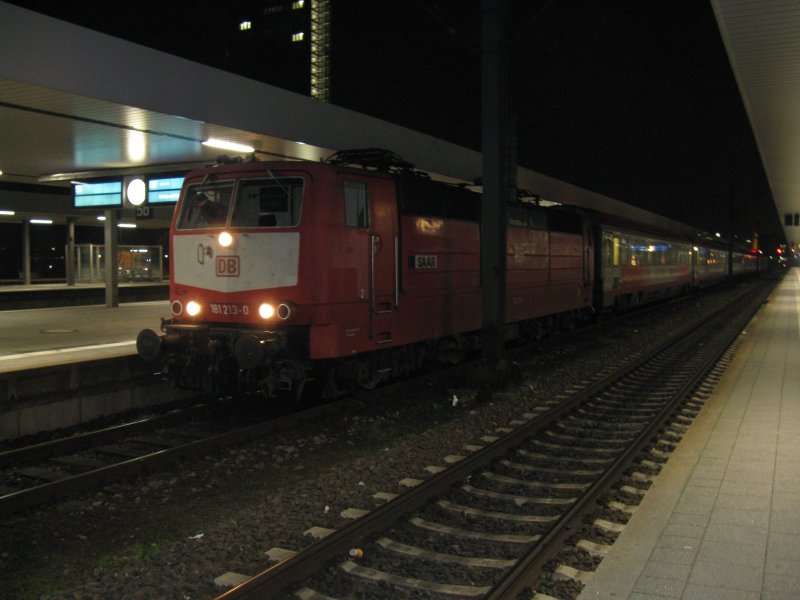 181 213-0 mit EN 409 von Frankfurt(Main)Hbf nach Karlsruhe Hbf mit Kurswagen nach Budapest.Am 30.12.08 beim Halt in Mannheim Hbf.