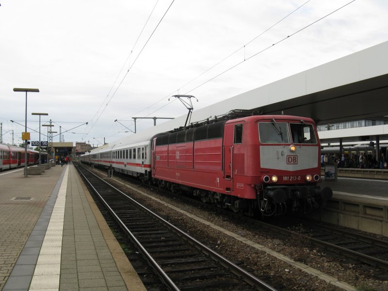 181 213-0 mit IC2055 von Saarbrchen Hbf nach Stuttgart Hbf.Dieser Zug fuhr auserplanmssig mit einer 181er.Am 05.10.08 beim Halt in Mannheim Hbf.