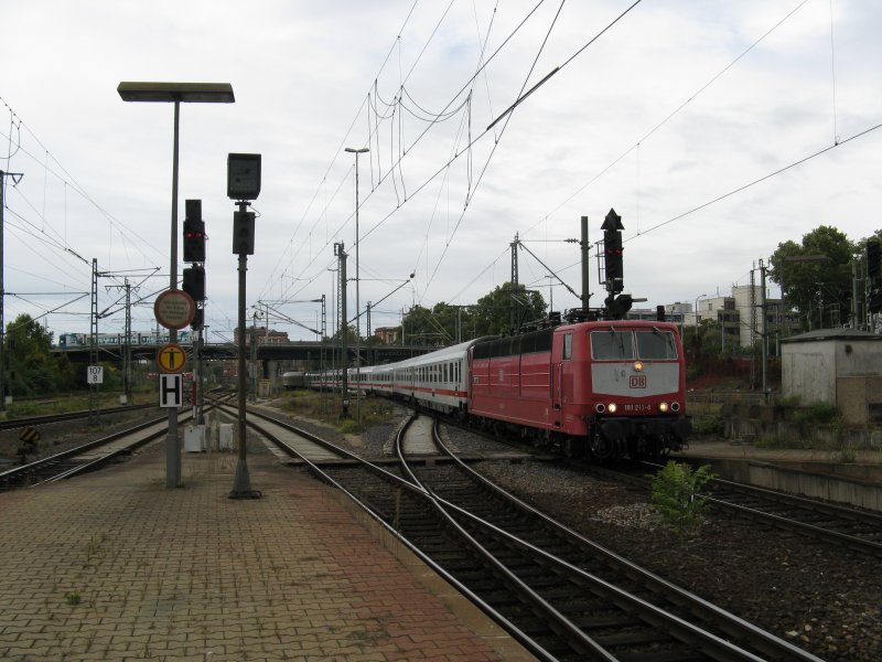 181 213-0 mit IC2055 von Saarbrcken Hbf nach Stuttgart Hbf.Dieser Zug fuhr auserplanmssig mit einer 181er.Am 05.10.08 bei der einfahrt in den Mannheimer Hbf.
