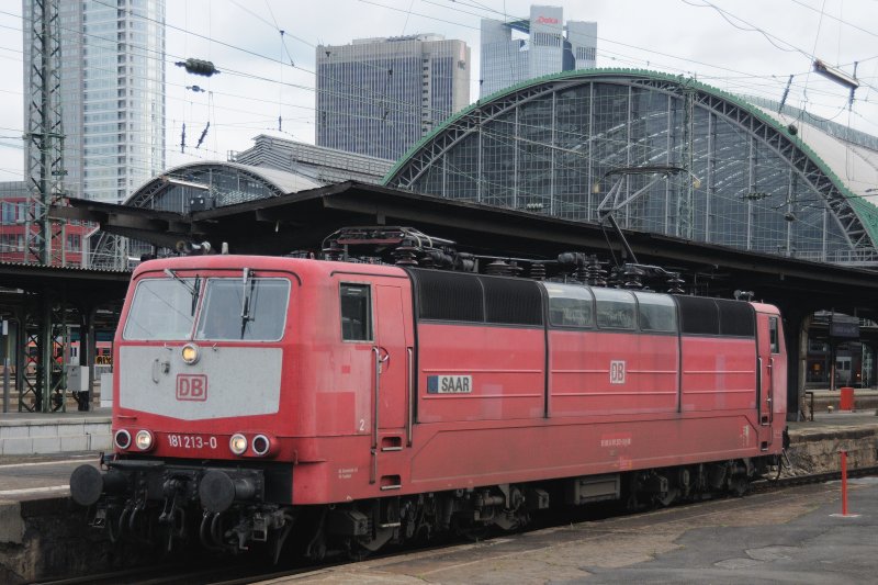 181 213-0  SAAR  im orientroten Lokportrait. (Frankfurt/M, Hbf, 27.04.09).