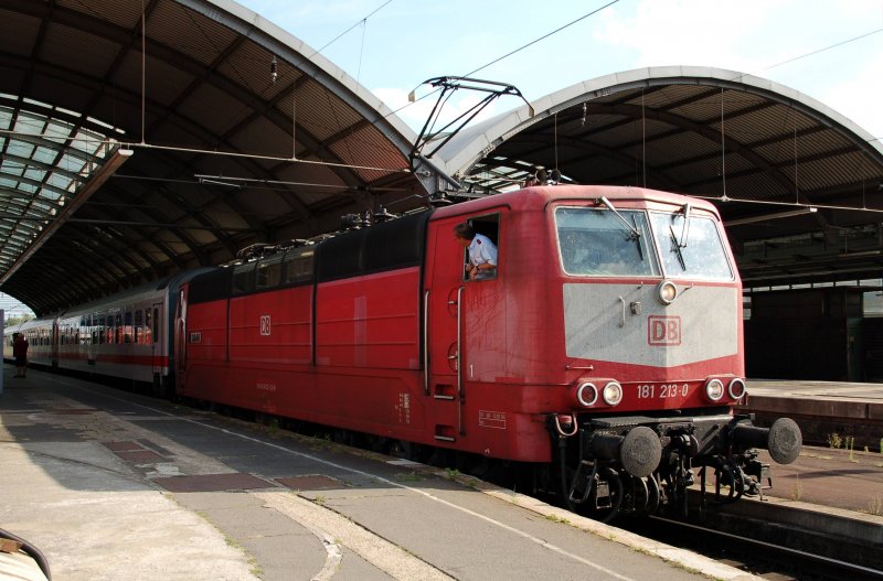 181 213 ist am 07.08.09 mit IC 1853 aus Frankfurt(M) in Halle(S) Hbf angekommen und wird demnchst die Fahrt als Lr nach Leipzig antreten.