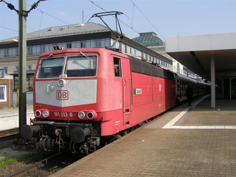 181 213  SAAR  vor einem EC 5X im Mannheimer Bahnhof.