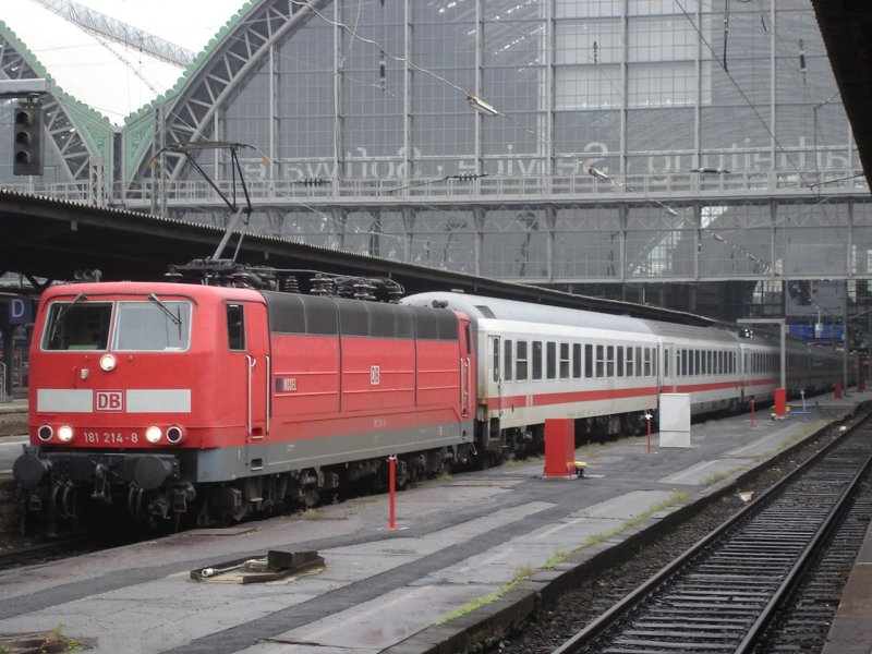 181 214-8 steht hier vor einem EC nach Paris-Est im Frankfurter Hbf.(Herbst 2006)