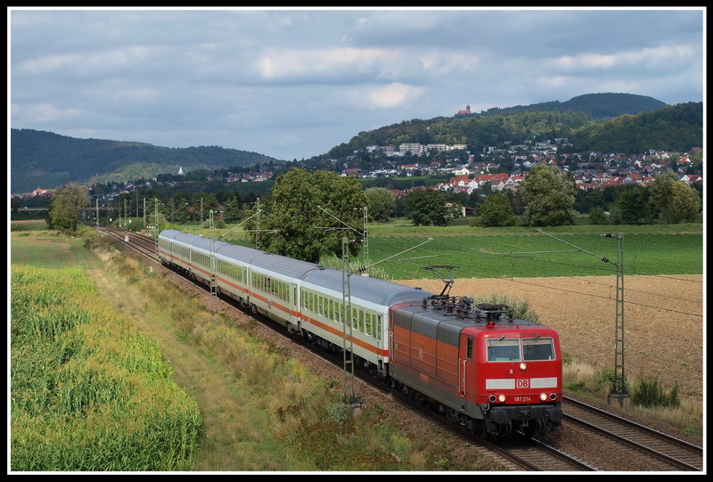 181 214 konnte am 6.9.2009 mit dem IC 2256 an der Br�cke Gro�sachsen-Heddesheim angetroffen werden. Leider siegten die Wolken, wie auf dem Bild zu erkennen ist.