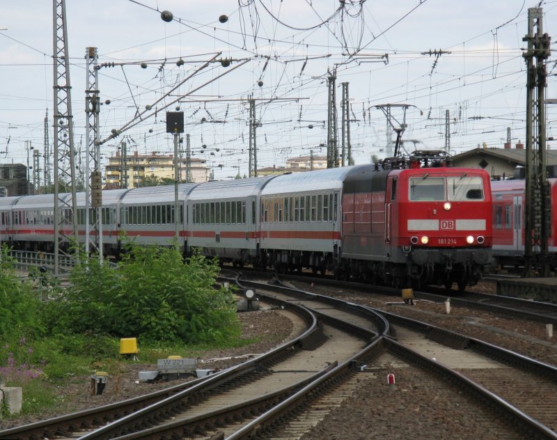181 214 mit IC 2256 von Frankfurt(Main)Hbf nach Saarbrcken Hbf.Am 06.09.09 bei der einfahrt in Neustadt(Weinstr)Hbf.