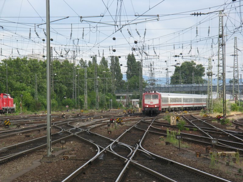 181 215-5 mit IC als Ersatzzug von ICE9552 von Frankfurt(Main)Hbf nach Saarbrcken Hbf.Dieser Zug hatte erstaunlicherweise zwei 181er gehabt.Am 01.08.08 bei der einfahrt in Mannheim Hbf.