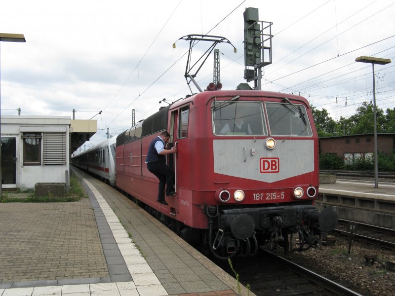 181 215-5 mit IC als Ersatzzug von ICE9552 von Frankfurt(Main)Hbf nach Saarbrcken Hbf.Am 01.08.08 beim Halt in Mannheim Hbf.