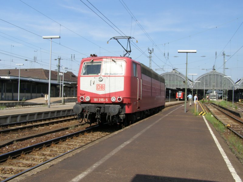 181 215 auf Rangierfahrt in Karlsruhe.
