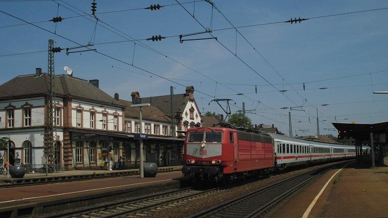 181 215 durchfhrt am 8. Juni, 2 Tage vor dem Sommerfahrplanwechsel, den Bahnhof Rastatt mit einem EC Richtung Strasbourg.