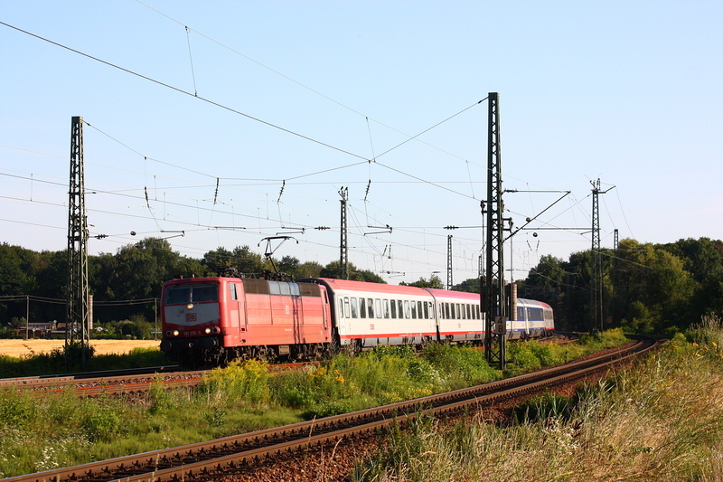 181 215 fhrt hier mit ihrem CNL nach Strasbourg. Aufgenommen bei Karlsruhe Rppurr.