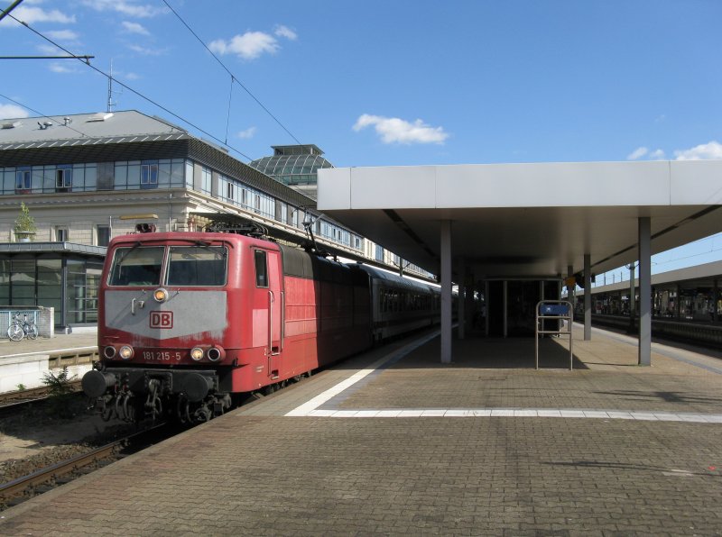 181 215 mit IC 2256 von Frankfurt(Main)Hbf nach Saarbrcken Hbf.Am 30.08.09 bei der ausfahrt in Mannheim Hbf.