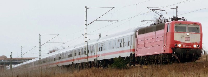 181 215 mit Lr 78341, der am 04.02.08 rund 10 Minuten vor Plan verkehrte, auf dem Weg nach Karlsruhe. Aufgenommen kurz nach Neuluheim.