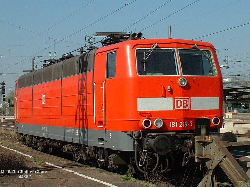 181 216 - 3 wartet am 14.04.2003 in Karlsruhe Hbf. auf den nchsten Einsatz nach Frankreich (Strasbourg)