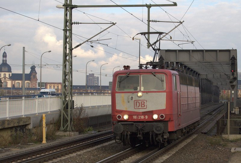 181 218-9 fhrt in Ludwigshafen Mitte Richtung Ludwigshafen Hbf. 13.11.2008