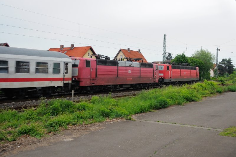 181 218-9 (orientrot) lief abgeb�gelt hinter 181 209-8 (verkehrsrot). Aufgenommen vor dem G�terschuppen nach Bensheim-Auerbach am 14.05.2009 .