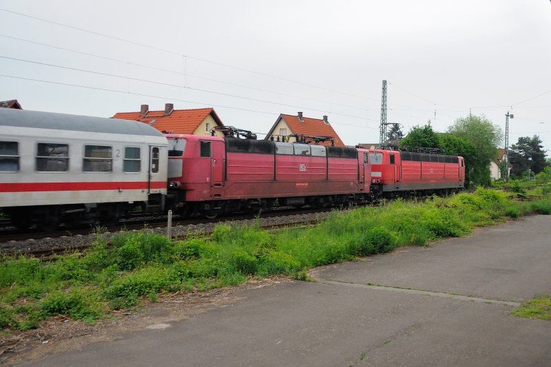 181 218-9 (orientrot) lief abgebgelt hinter 181 209-8 (verkehrsrot). Aufgenommen vor dem Gterschuppen nach Bensheim-Auerbach am 14.05.2009 .
