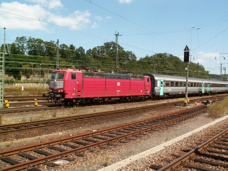 181 218 mit EC nach Paris bei der Einfahrt in Saarbrcken am 3.8.05.