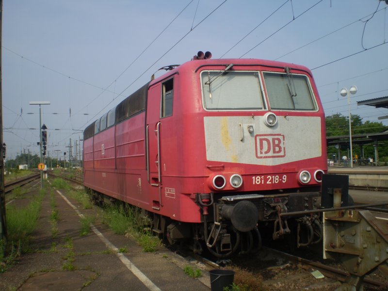 181 218 wartet abgebgelt im Karlsruher Hbf auf den EC aus Mnchen in Richtung Paris. 
4.6.07