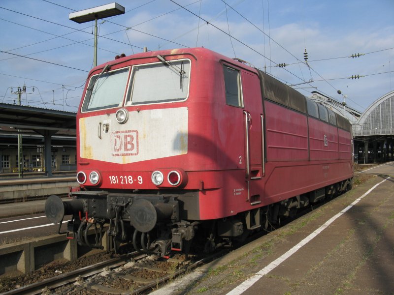 181 218 wartet auf den EC 360 um ihn nach Strasbourg zu fahren.Am 29.09.09 in Karlsruhe Hbf.