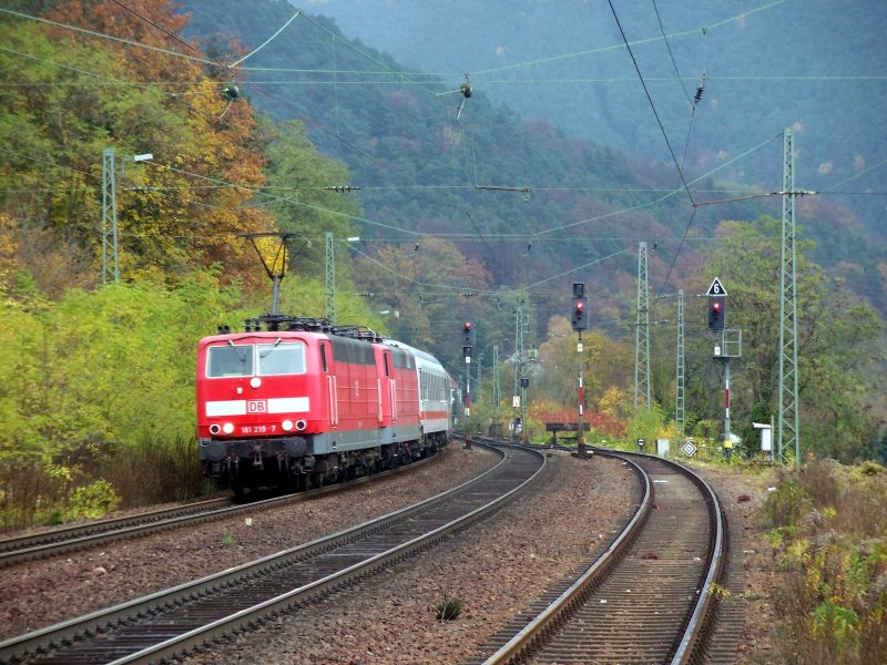 181 219 und 181 207 ziehen am 03.11.07 ihren leicht verspteten InterCity 2158 von Frankfurt (Main) HBF nach Saarbrcken HBF. Die Aufnahme entstand bei Lambrecht in der Pfalz.