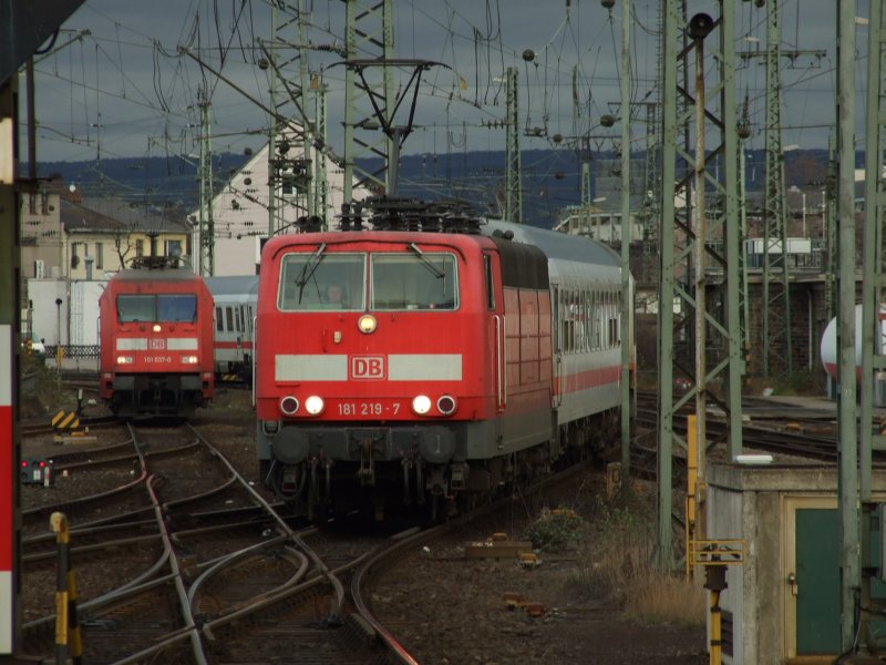 181 219-7 mit IC433 nach Norddeich-Mole fhrt ein.Im Hintergrund steht die 101 037-0 die den IC bernehmen wird.Danke an den netten Lokfhrer fr den Gru als er an mir vorbei fuhr.Koblenz 19.1.08