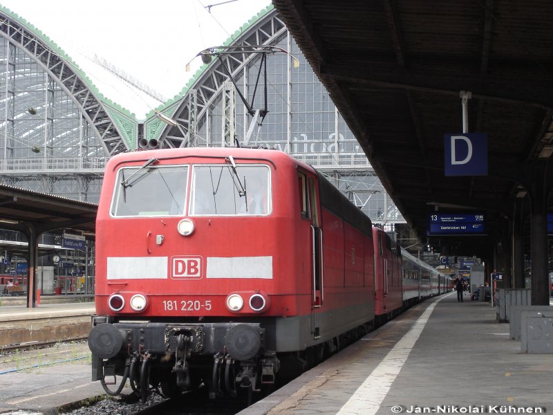 181 220-5 zeiht zusammen mit der Saar-181 den IC von Frankfurt nach Saarbecken. (1.7.07)