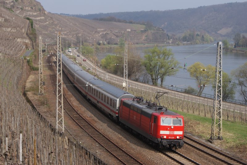 181 220 mit einem IC in Winningen an der Mosel am 06.04.2009