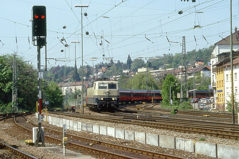 181 221-1 am 27.04.1993 in Pforzheim mit EC 65  MOZART 