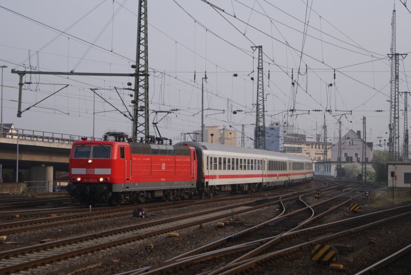181 223-9 mit dem IC 331 (Borkum) Luxemburg LUX - Emden Au�enhafen bei der Einfahrt in Koblenz Hbf am 06.04.2009