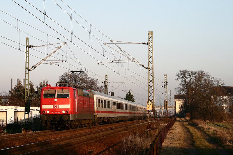 181 223 strmt am 25. Januar 2009 mit dem verspteten IC 2256 von Frankfurt am Main nach Saarbrcken bei Bhl-Iggelheim dem nchsten Halt in Neustadt an der Weinstrae entgegen.